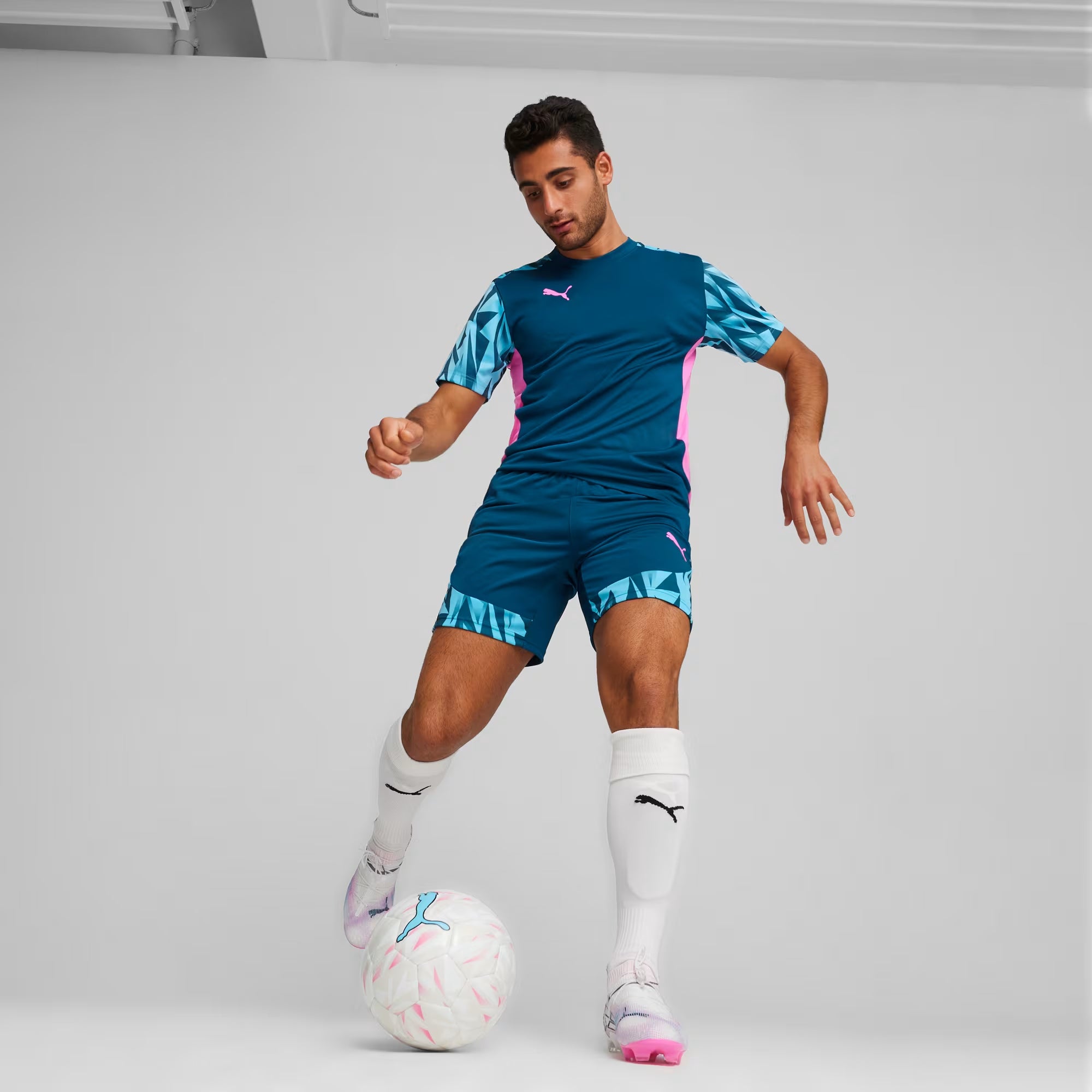 PUMA FUTURE 7 ULTIMATE Firm/Artificial-Ground Low-Top Soccer Cleats - PUMA White-PUMA Black-Poison Pink