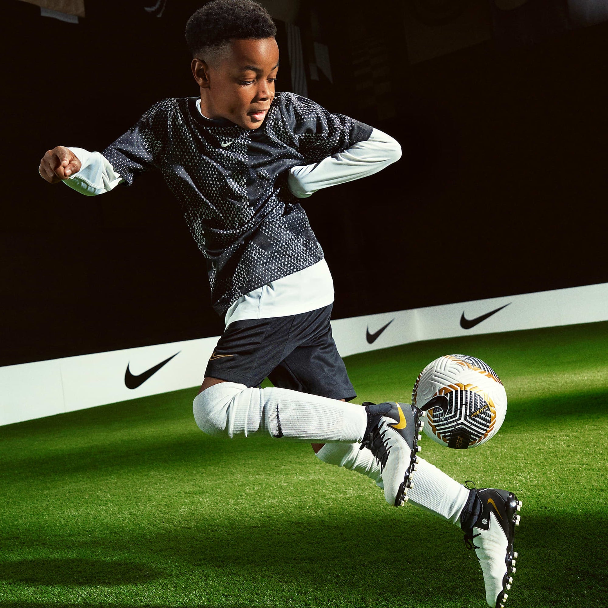 Nike Jr. Phantom Luna 2 Academy Little/Big Kids' MG High-Top Soccer Cleats - White/Black/Metallic Gold Coin